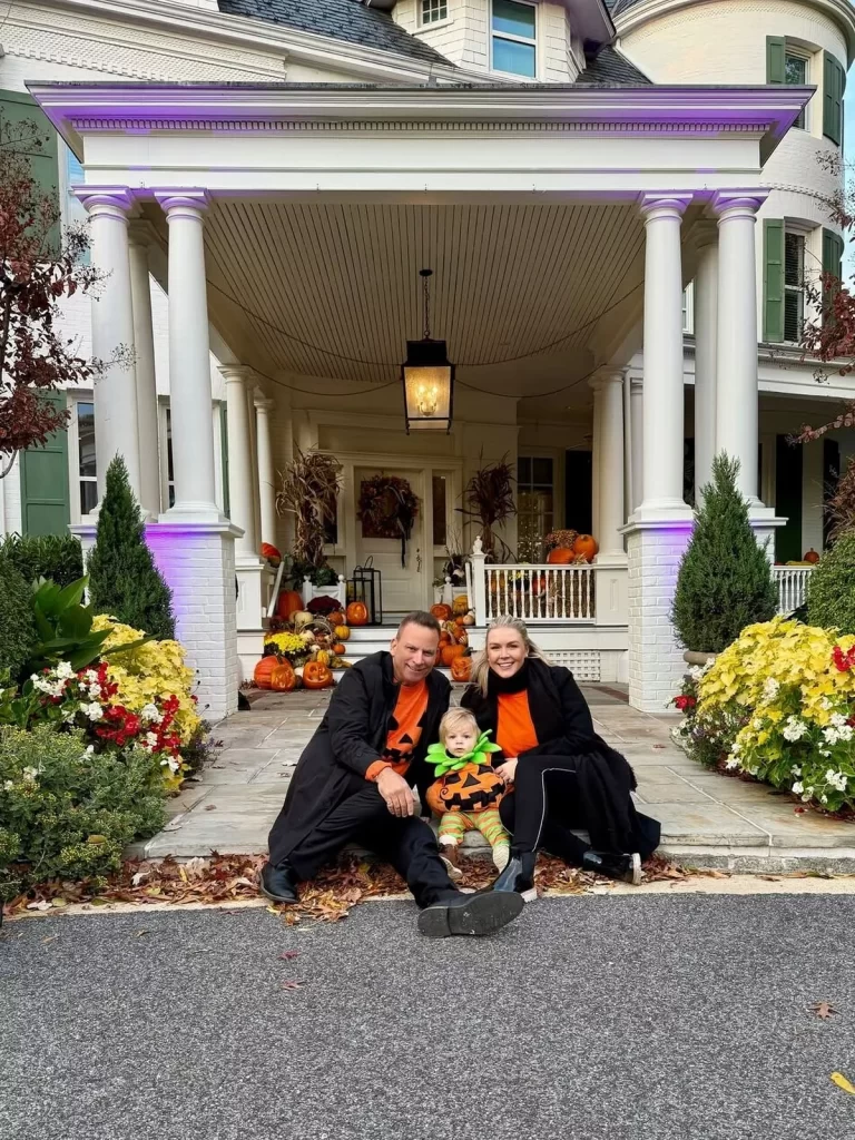 کارولین لیویت (سخنگوی کاخ سفید) و همسرش، نیکلاس ریشیو، در کنار پسرشان