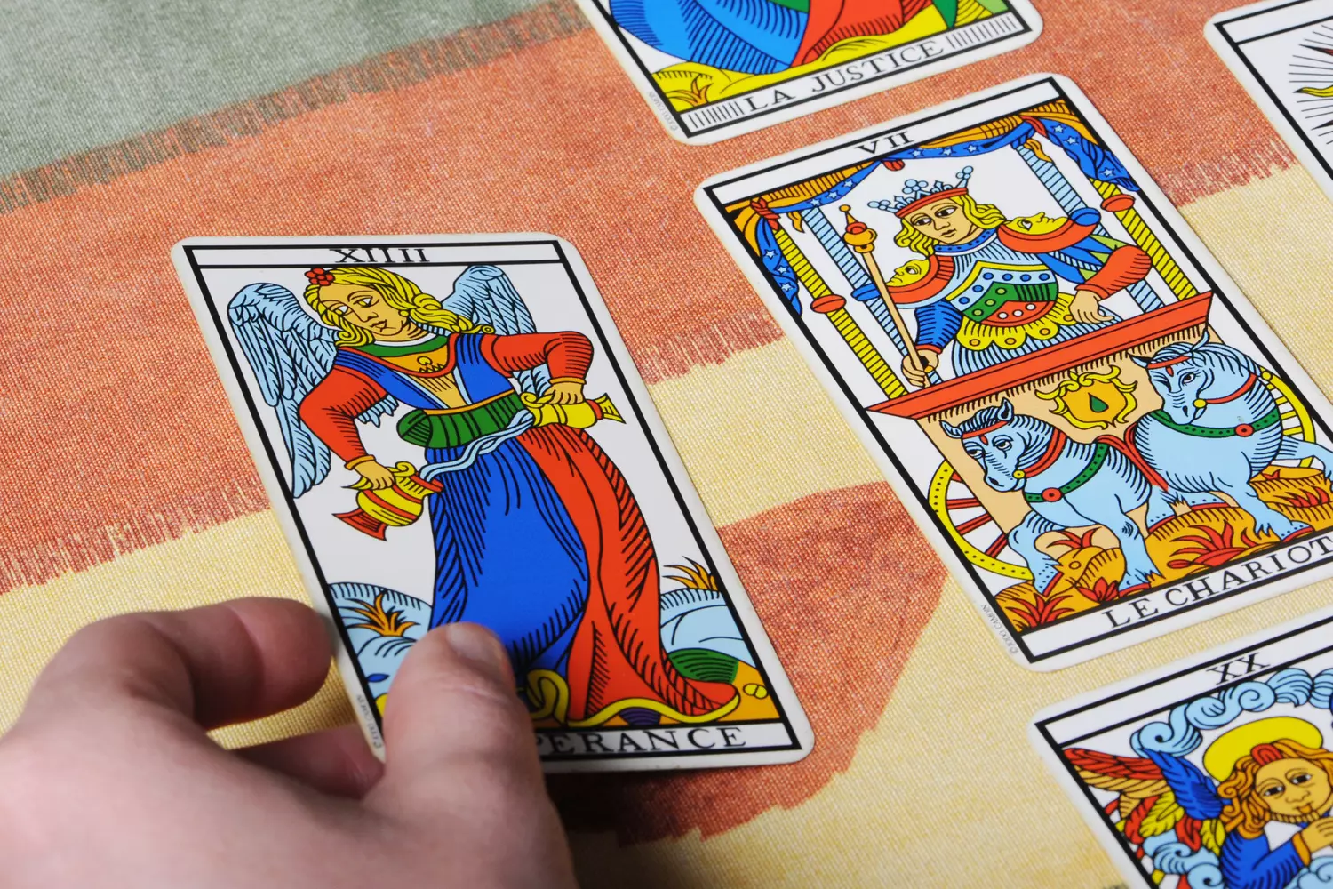 فال تاروت امروز یکشنبه ۱۸ آبان ۱۴۰۴ – کارت‌های سرنوشت!