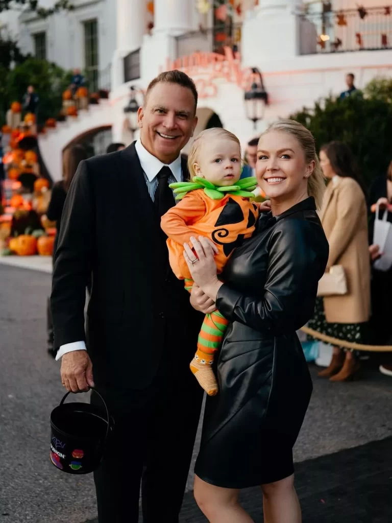 کارولین لیویت (سخنگوی کاخ سفید) و همسرش، نیکلاس ریشیو، در کنار پسرشان