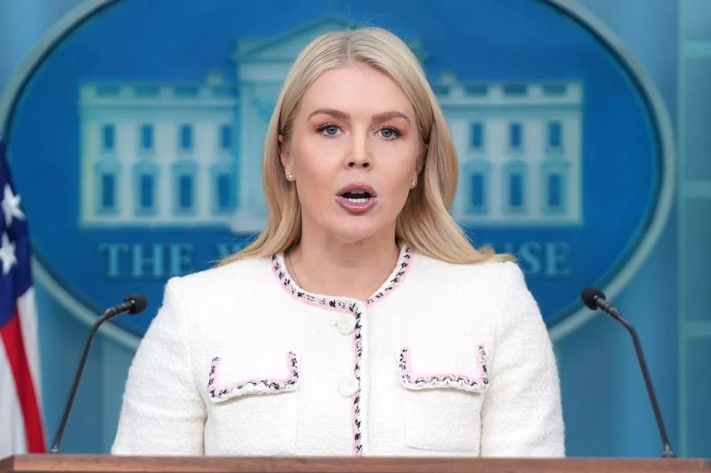 کارولین لیویت (سخنگوی کاخ سفید) و همسرش، نیکلاس ریشیو، در کنار پسرشان در تصویری نادر