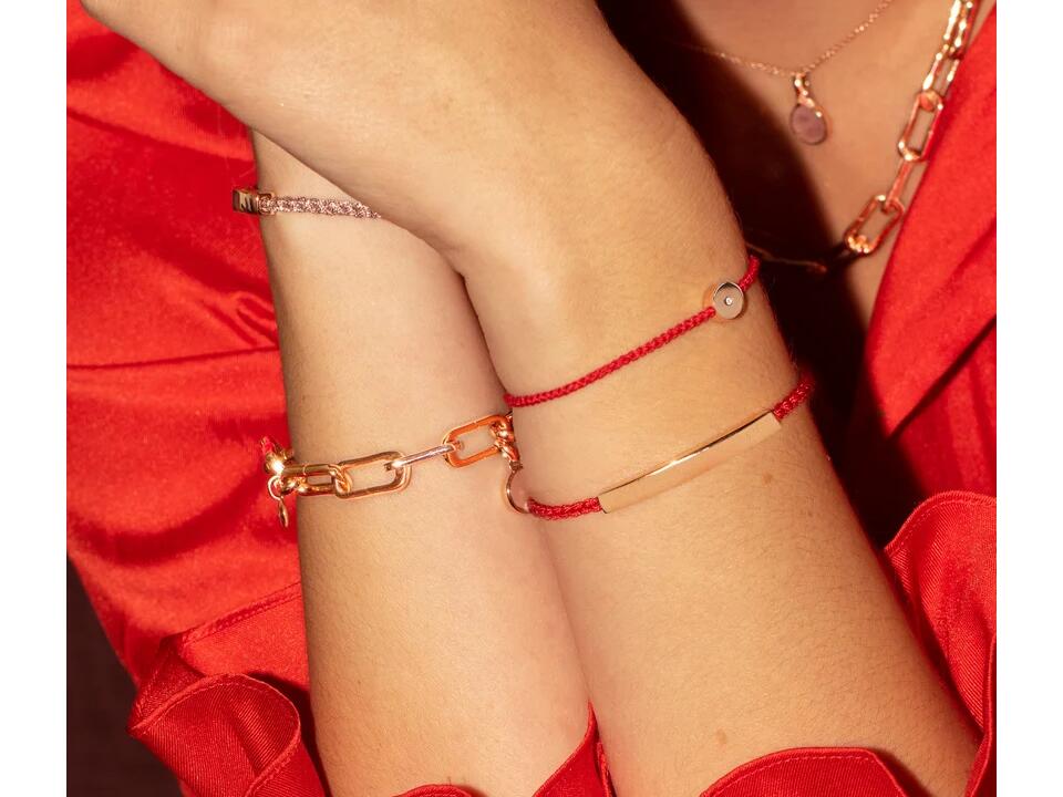 دستبند قرمز سلبریتی ها که این روزها ترند شده برای چیه؟