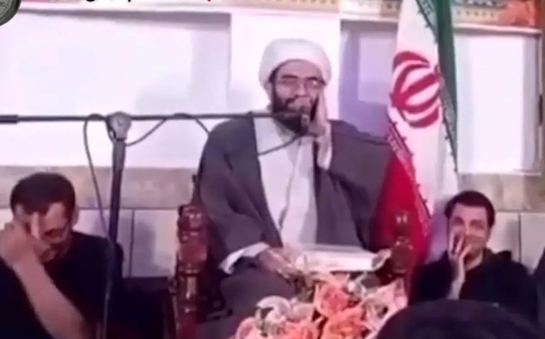 روحانی ایرانی اذان را به زبان چینی می‌خواند