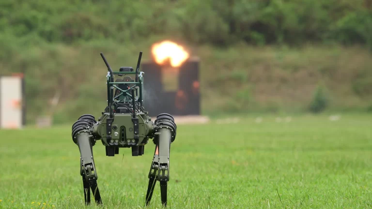 CODiAQ؛ سگ رباتی که از دشمن نمی‌گذره، حتی با تیر، نارنجک و موشک