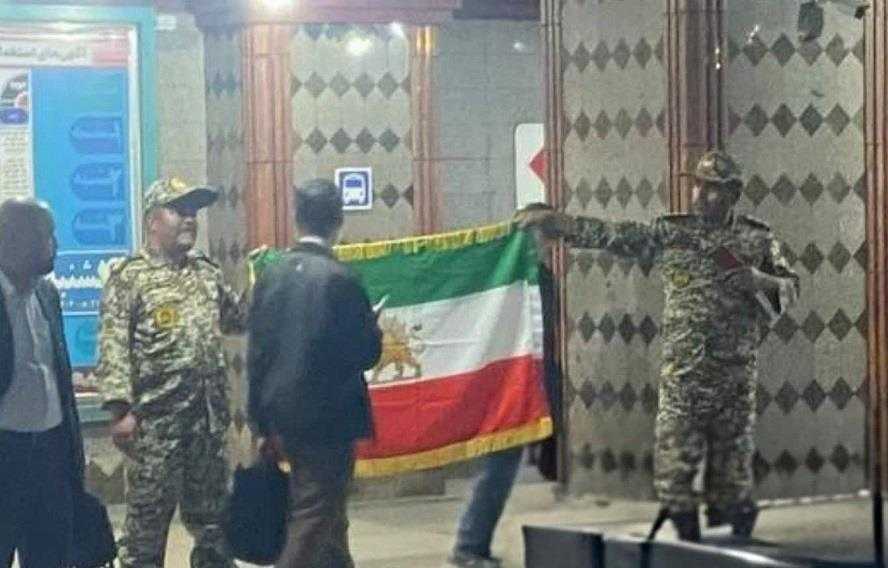 پرچم شیر و خورشید در مترو