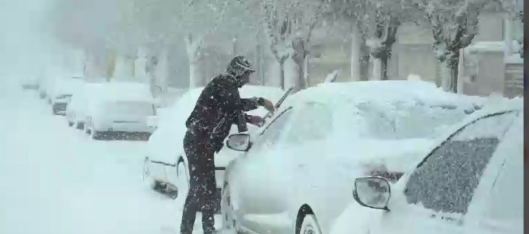 فریدونشهر زیر پوشش سپید: برف کمسابقه یکمتری به کولاک تبدیل شد