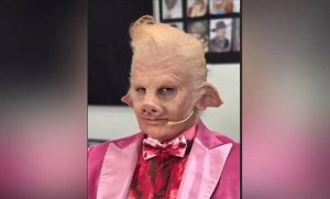 گریم شگفت‌انگیز خوک روی صورت روزبه حصاری